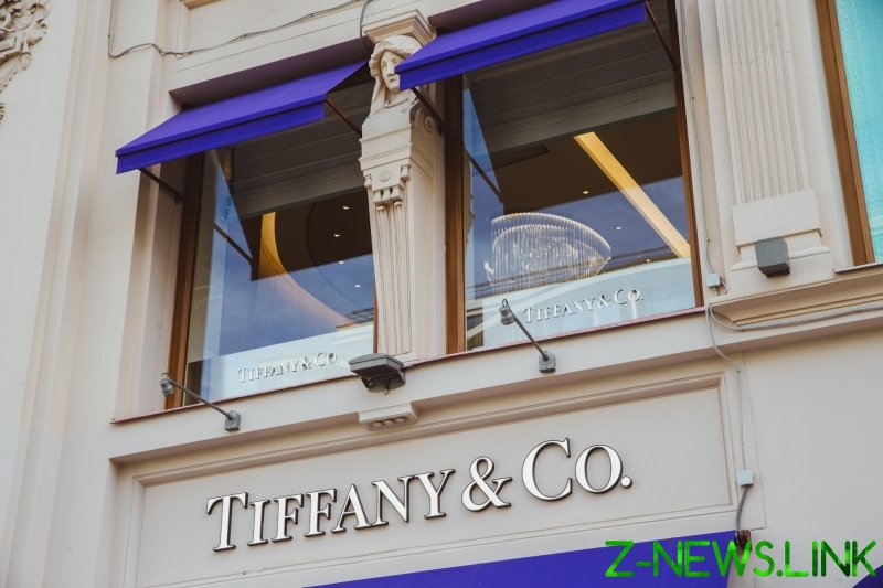 Просто блеск! Темникова пришла на коктейль Tiffany & Co. в прозрачном плаще, а Лобода — в образе шикарной ретродивы 
