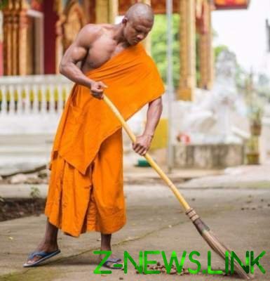 Самый сильный в мире монах стал героем фотожаб