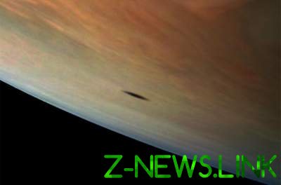 NASA удалось зафиксировать тень спутника на поверхности Юпитера
