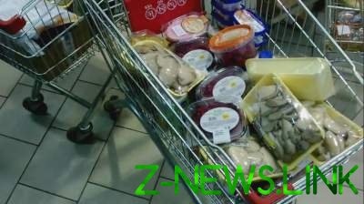 Украинцы начали скупать просроченные продукты