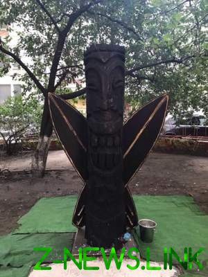 В Киеве "богу серфинга" установили необычный памятник