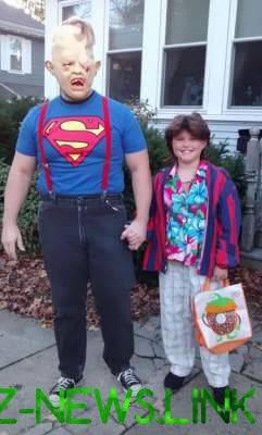 Отцы рассмешили прикольными костюмами на Хэллоуин для себя и дочек