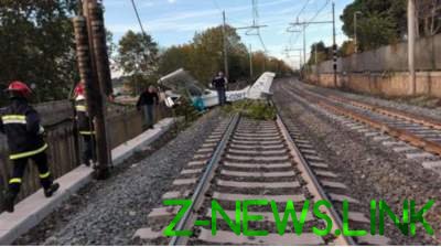В Риме самолет упал на железнодорожную колею. Видео
