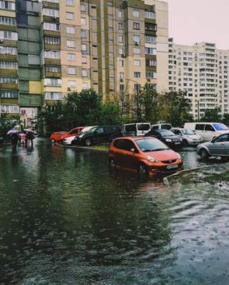 Ливень в Киеве превратил дороги в озера