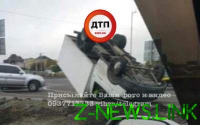 ДТП в Киеве: Газель приземлилась на крышу 