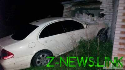 Жуткое ДТП в Луцке: иномарка на большой скорости влетела в частный дом
