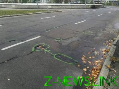 Киевляне придумали забавный способ обратить внимание властей на дорожные ямы