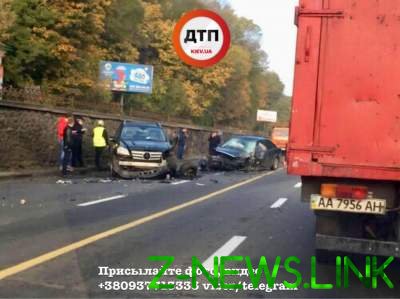 Тройное ДТП в Киеве: движение на Набережном шоссе ограничено