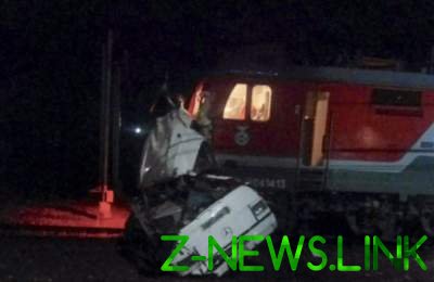 В России 19 человек погибли после столкновения поезда с автобусом. Видео