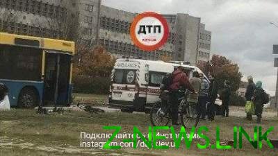 Жуткое ДТП в Киеве: легковушка на большой скорости сбила велосипедиста 