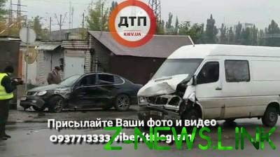 В Киеве на полному ходу столкнулись Mercedes и Lexus: есть пострадавшие 