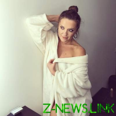 Наталья Могилевская, оголив плечи и грудь, похвасталась новым халатом