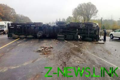 ДТП под Киевом: опрокинулась цистерна с опасным грузом