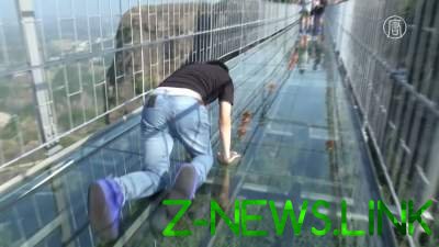 Пользователей Сети напугал "ломающийся" стеклянный мост. Видео
