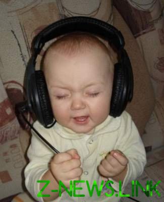 "Дети-меломаны": соцсети смеются над реакцией малышей на музыку 