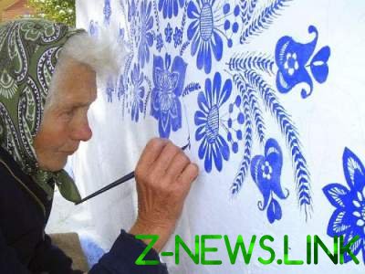 90-летняя старушка превратила деревню в музей под открытым небом. Фото