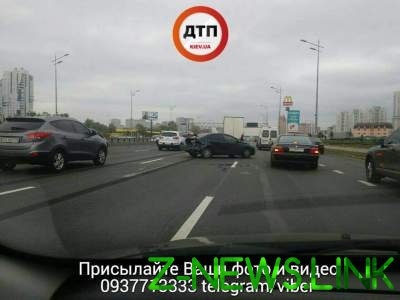 Тройное ДТП в Киеве: грузовик протаранил несколько авто