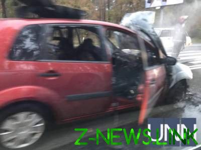 В Киеве в результате ДТП загорелся автомобиль