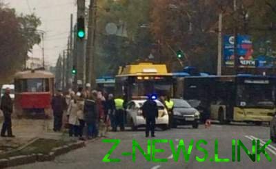 «Пьяное» ДТП в Киеве: столкнулись несколько авто и троллейбус