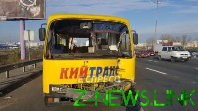 Масштабная авария в Киеве: грузовик въехал в маршрутку