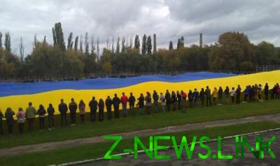 В Ровно развернули гигантский флаг Украины