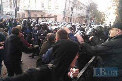 Штурм митингующих под Радой: в ход пошел газ, активисты разбирают брусчатку