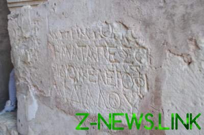 Ученые расшифровали древнюю надпись, высеченную на плите 3 тысячи лет назад 