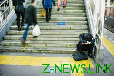 Пьяные японцы, заснувшие в самых неожиданных местах. Фото