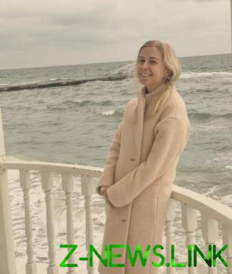 Тоня Матвиенко щеголяла на море в модном пальто