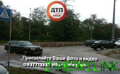 ДТП в Киеве: иномарка на полном ходу врезалась в столб