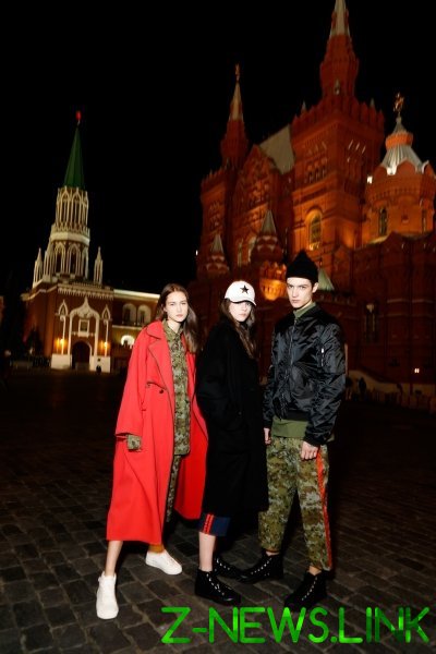 Патриотичный призыв в самом центре Москвы: как прошел закрытый показ продюсера Недели моды Артема Кривды 