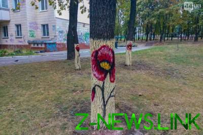 В одном из парков Киева деревья украсили необычными рисунками