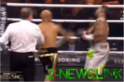 Боксер нокаутировал соперника подлым ударом после остановки боя. Видео