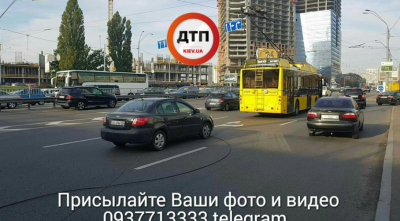 В Киеве на проспекте Победы образовалась огромная пробка