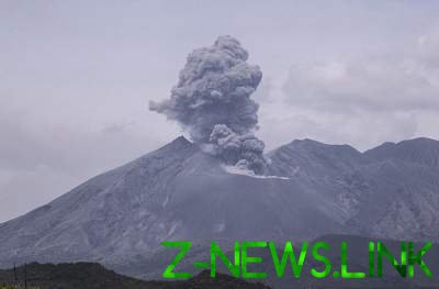 В Японии показали грозные кадры пробуждения вулкана. Видео