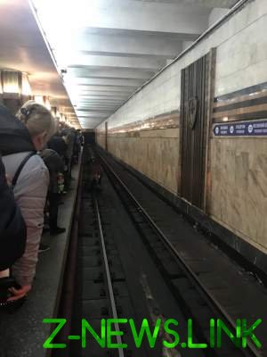 ЧП в Киеве: на рельсы метро упал мужчина