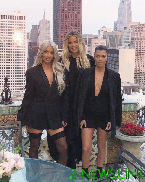 Ким без юбки, Кортни с диким декольте и беременная Хлои: сестры Кардашьян поделились откровенным семейным фото 