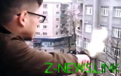 Студент устроил стрельбу с балкона в центре Харькова. Видео