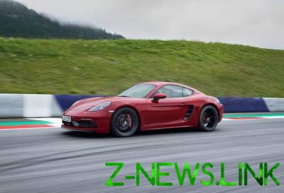 Появились первые фото новых моделей родстеров Porsche 