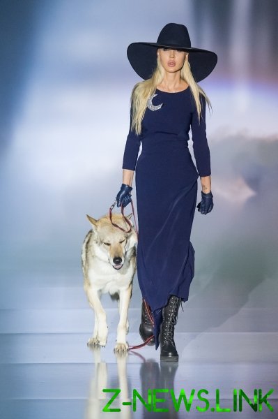 Мария Погребняк с ручным волком открыла показ MD MAKHMUDOV DJEMAL на Неделе моды в Москве 