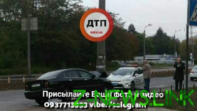 ДТП в Киеве: иномарка на полном ходу врезалась в столб