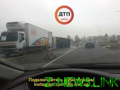 Под Киевом грузовик перевернулся на бок