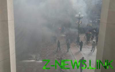 Акция протеста под Радой: митингующие подожгли шины. Видео