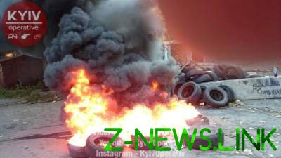 В Киеве протестующие подожгли шины: названа причина