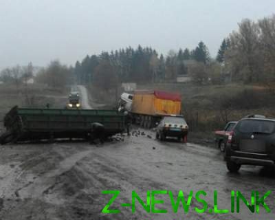 ДТП на Хмельнитчине: оторвавшийся от фуры прицеп влетел в грузовик