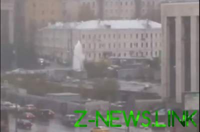 В Москве посреди улицы из-под земли забил фонтан. Видео