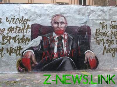 В Берлине "празднично" приукрасили граффити с Путиным