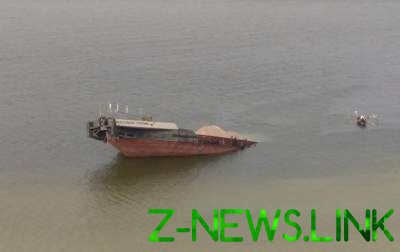 ЧП на Херсонщине: на Каховском водохранилище затонула нефтяная баржа