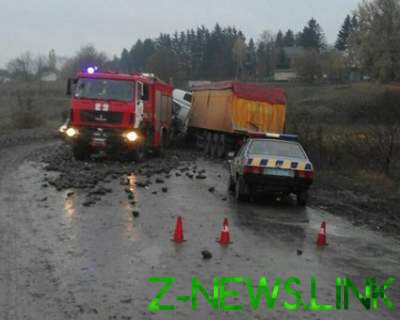 ДТП на Хмельнитчине: оторвавшийся от фуры прицеп влетел в грузовик