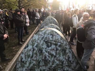 Митингующие установили возле Рады палатки